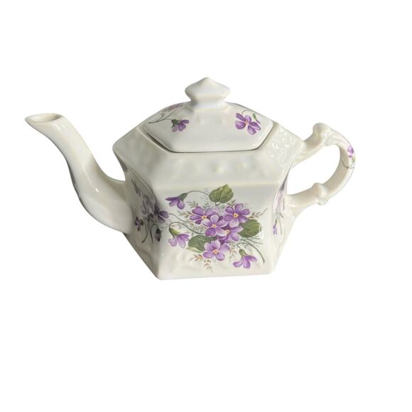 ˚₊‧꒰ა ☆ ໒꒱ ‧₊˚ Vintage Crownford  Violet Pattern Teapot Bright White Flowers - Picture 1 of 11